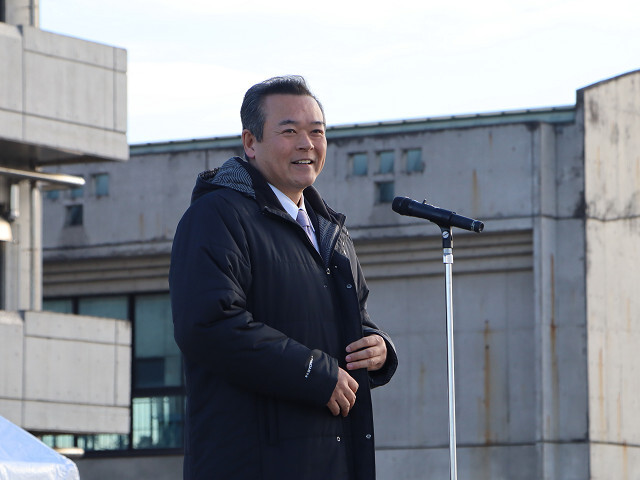 あいさつを述べる市長の写真