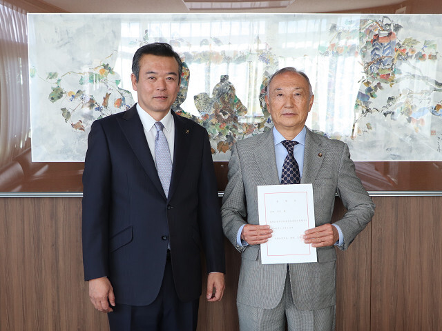 北田宏彦氏(右)と市長の写真