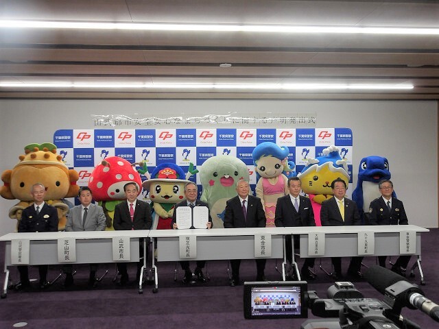 声明発出の様子の写真