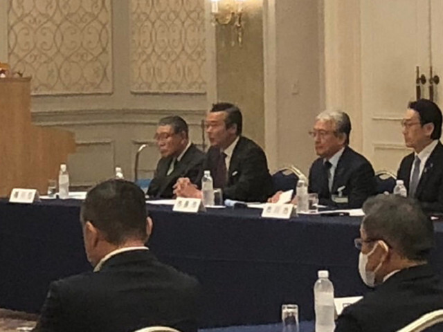 会議に出席する市長の写真