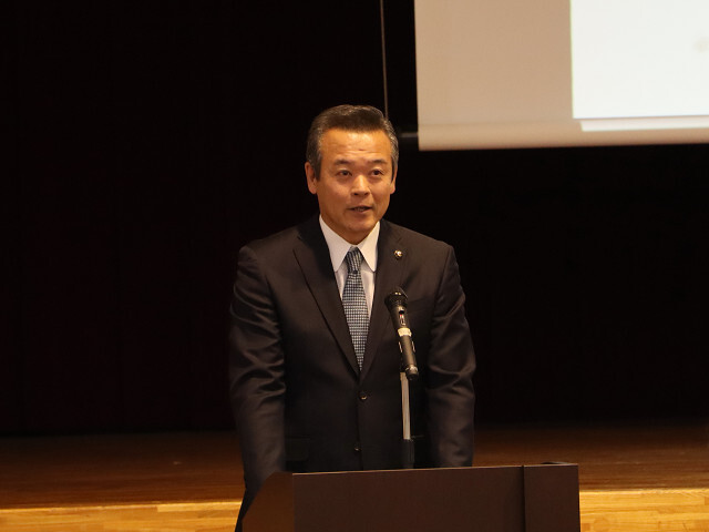 あいさつを述べる市長の写真
