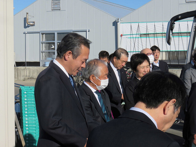 磐田市、袋井市の施設を見学する写真
