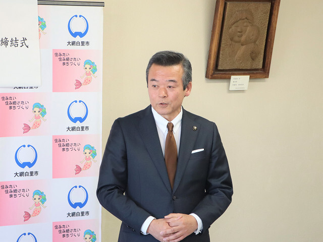 あいさつを述べる市長の写真