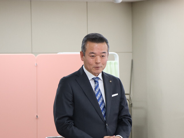 あいさつを述べる市長の写真