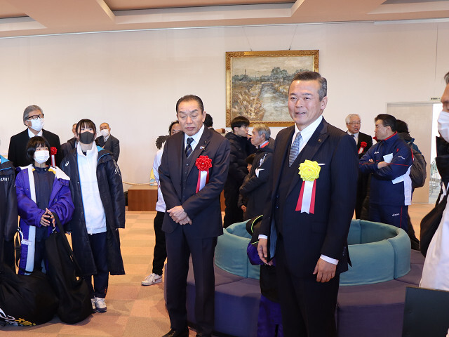 選手を激励する市長の写真