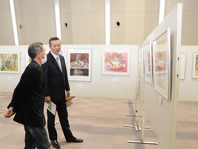 作品を鑑賞する市長の写真