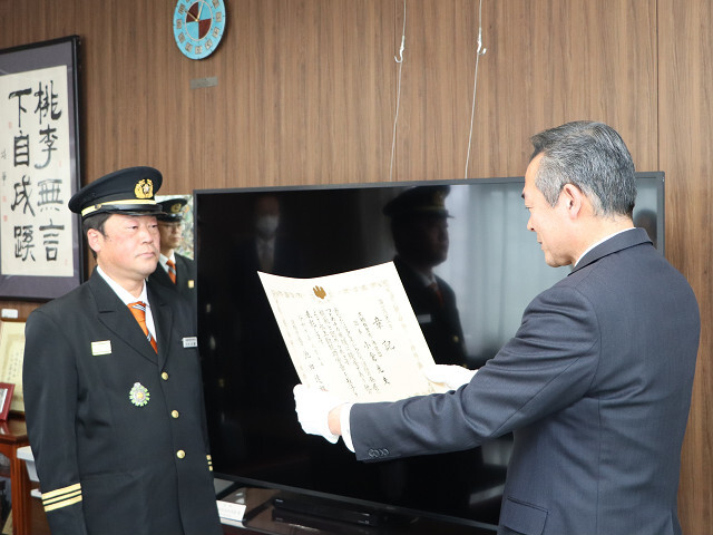 表彰状を伝達する市長の画像