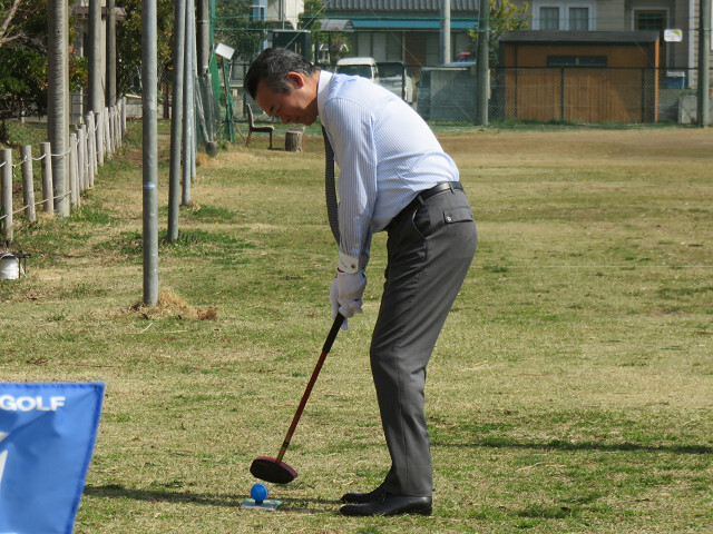始球式を行う市長の写真