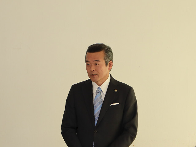 あいさつを述べる市長の画像