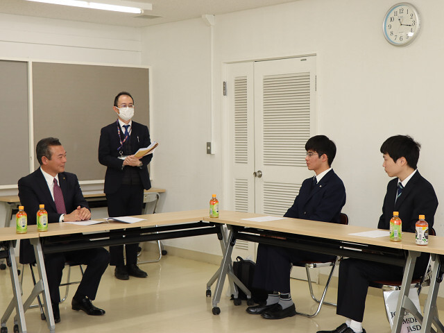入隊予定者を激励する市長の写真
