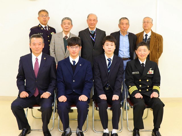 入隊予定者、関係者の皆さんとの記念撮影の写真
