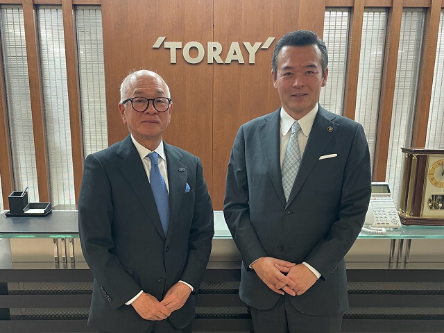 大矢代表取締役社長(左)と市長の写真