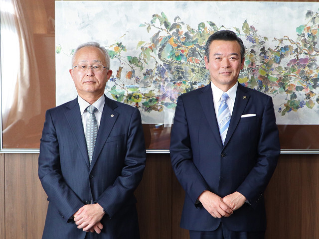 内山消防長(左)と市長の写真