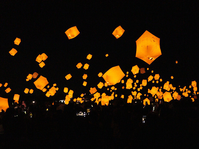 夜空を彩るランタンの様子の写真