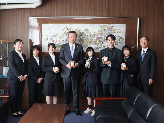 生徒の皆さんと市長の写真