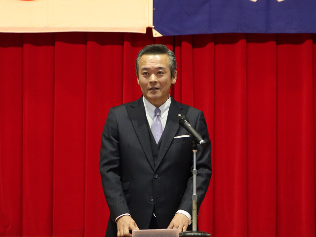 訓示を述べる市長の写真