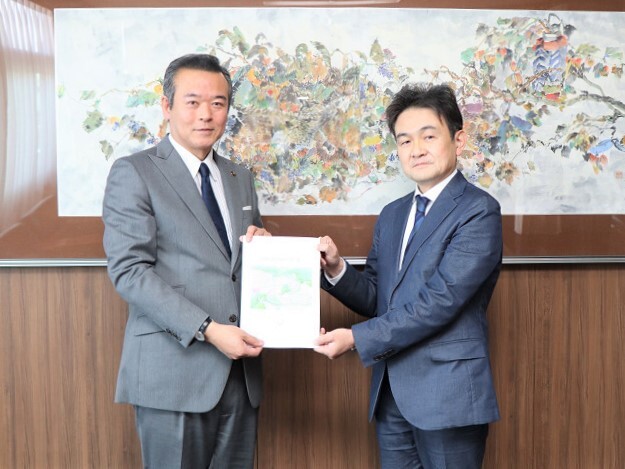 委員長(右)から答申書を受け取る市長の写真