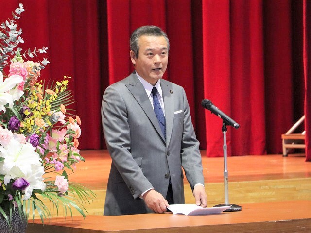 あいさつを述べる市長の写真