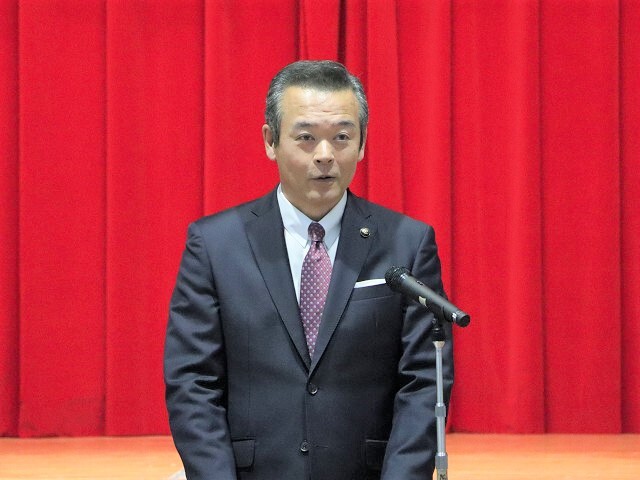 あいさつを述べる市長の写真