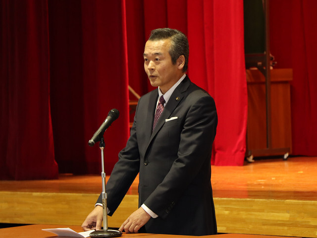 あいさつを述べる市長の写真