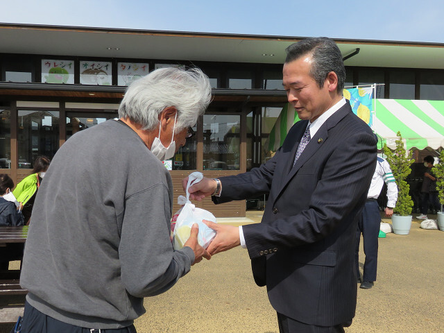 啓発品を配布する市長の写真
