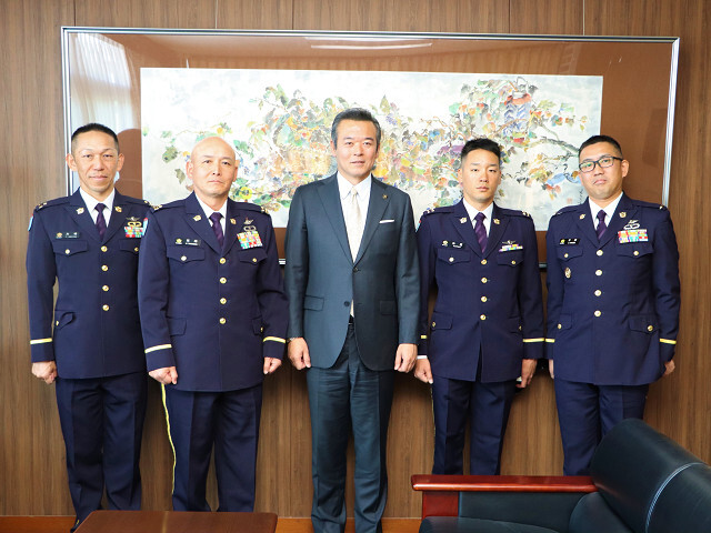 訪問いただいた自衛隊の皆さんと記念撮影の写真