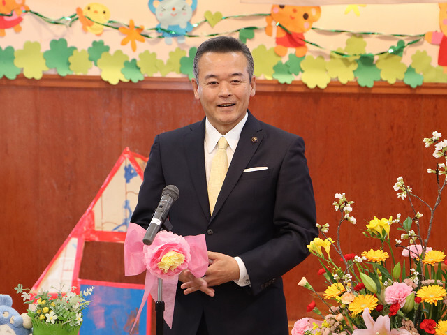 あいさつを述べる市長の写真