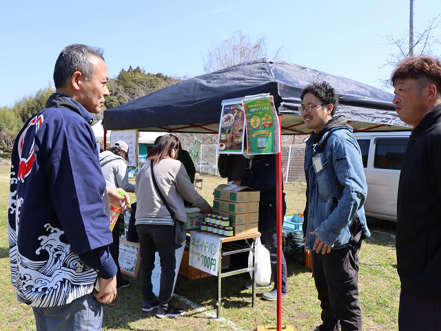 会場を視察する市長の写真