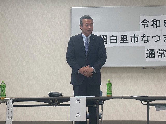 あいさつを述べる市長の写真