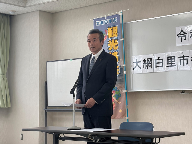 あいさつを述べる市長の写真