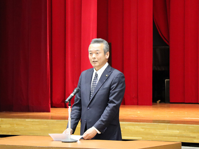 あいさつを述べる市長の写真