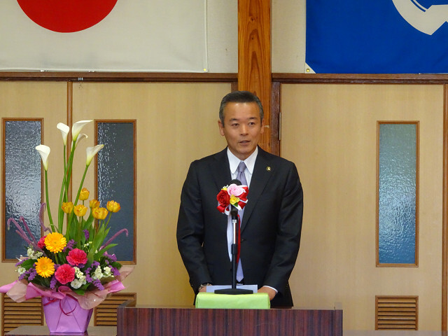 あいさつを述べる市長の写真