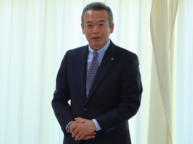 あいさつを述べる市長の写真