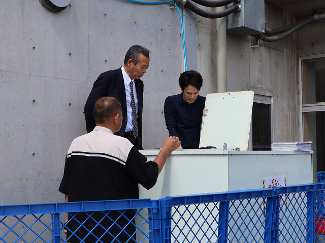 生ごみ処理機の説明を受ける市長の写真