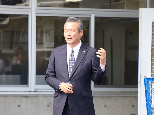 あいさつを述べる市長の写真
