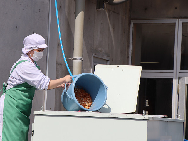 生ごみが投入される様子の写真