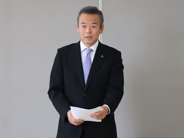 あいさつを述べる市長の写真