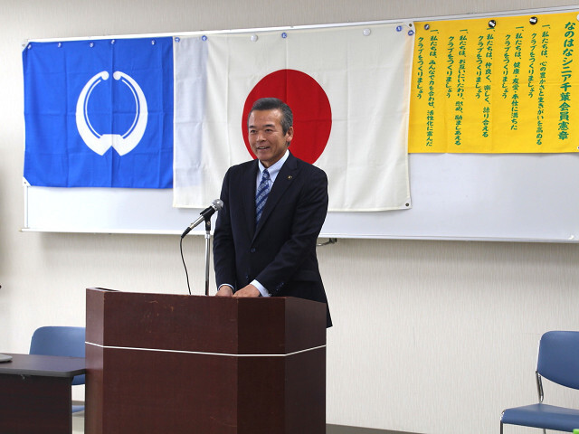 あいさつを述べる市長の写真