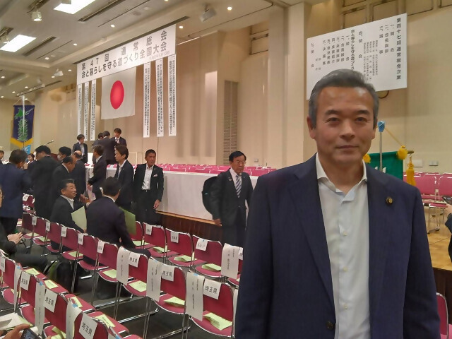 会議に出席する市長の写真
