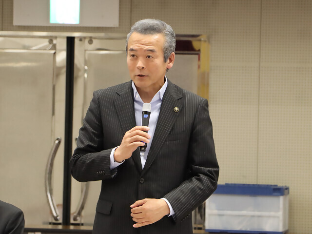 あいさつを述べる市長の写真