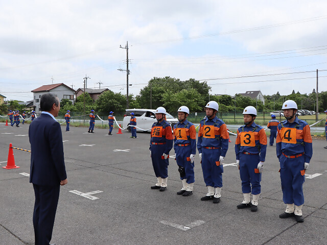 訓練に励む団員を激励する市長の写真