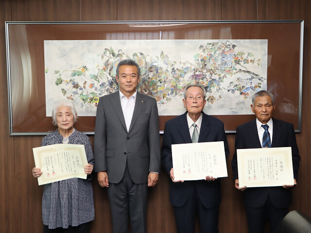 交通安全協会大網白里支部を退任された皆さんと市長の写真