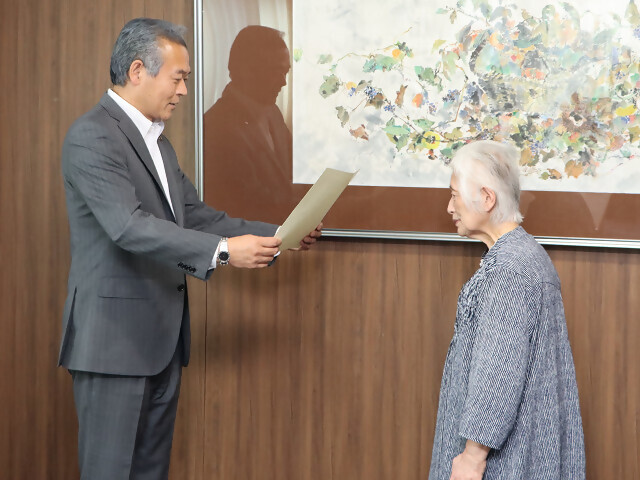 贈呈の様子の写真