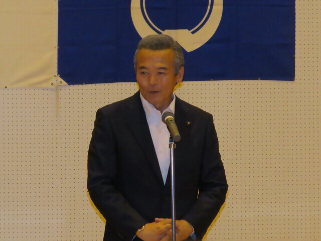 あいさつを述べる市長の写真
