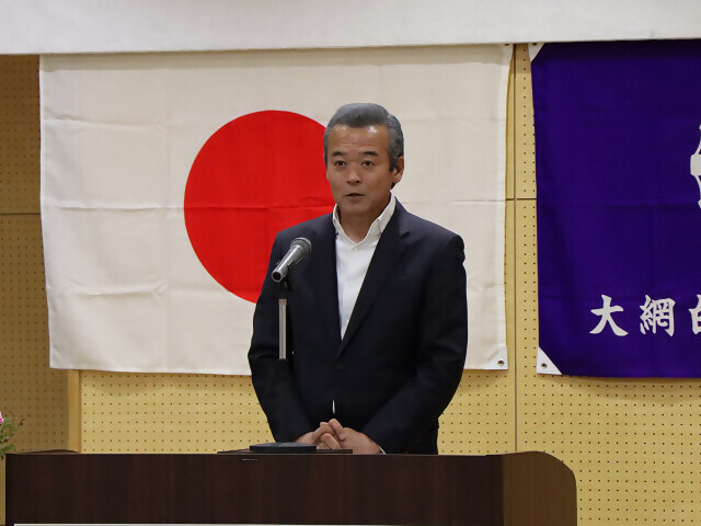 あいさつを述べる市長の写真