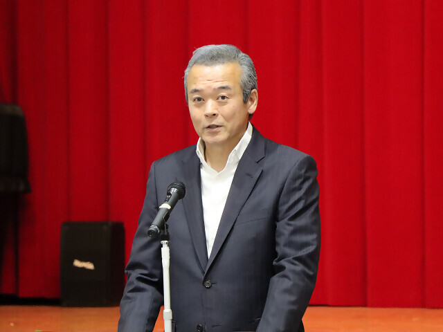 あいさつを述べる市長の写真