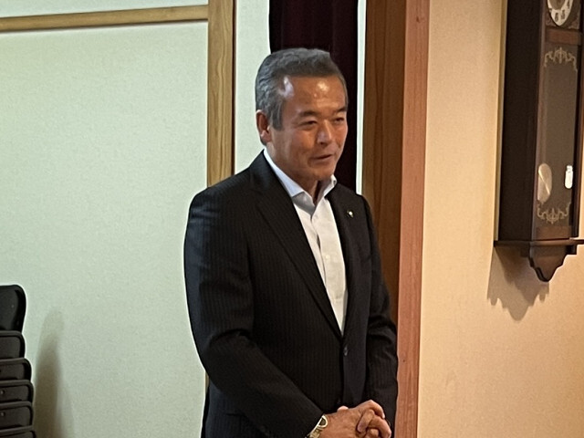 あいさつを述べる市長の写真