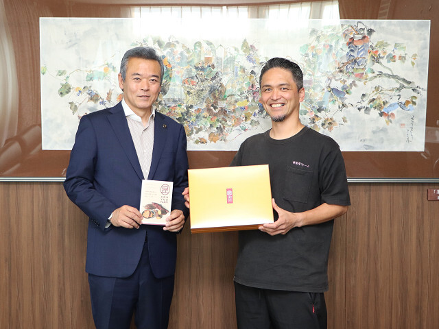 昆陽ファーム代表今野さんと市長の写真