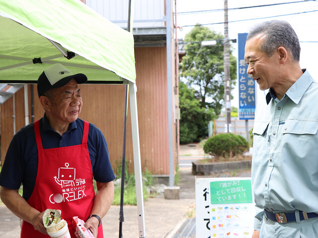 雑がみ回収について説明を受ける市長の写真