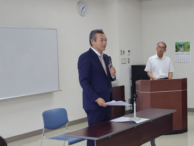 あいさつを述べる市長の写真